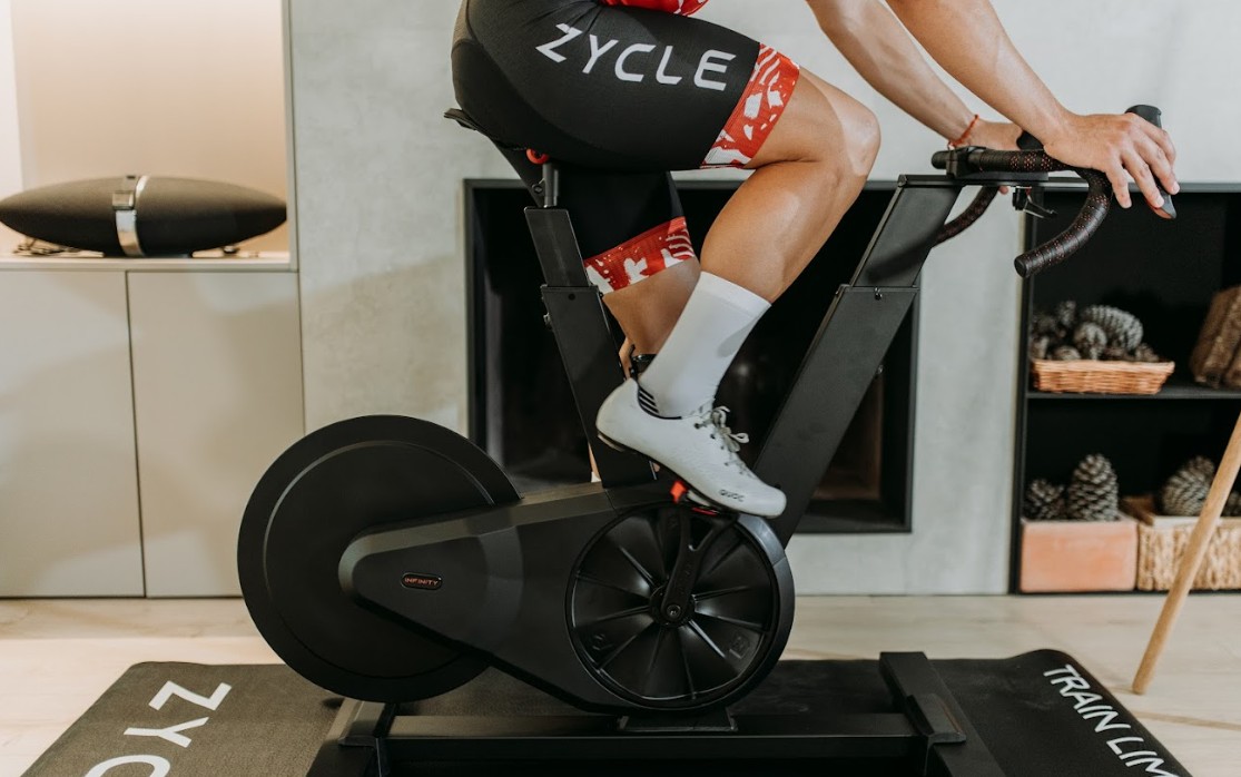 Cómo el ciclismo indoor puede ayudarte a mejorar tu potencia y resistencia